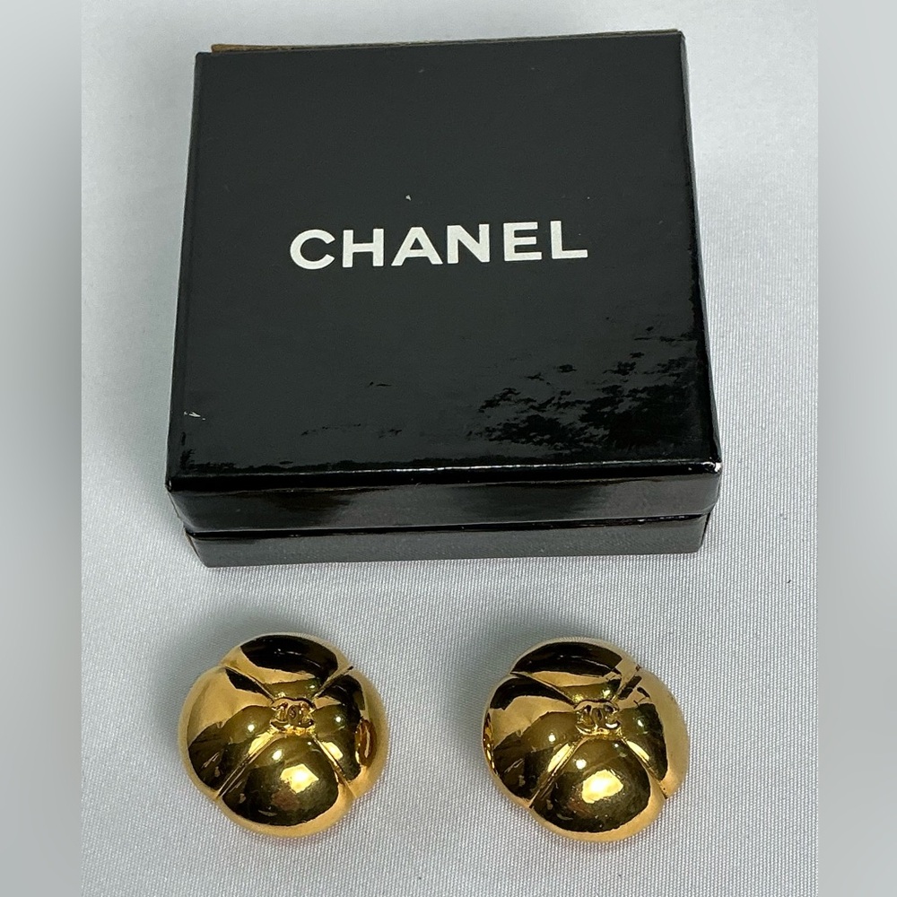 Vintage Chanel Camélia Gold Button Earrings
